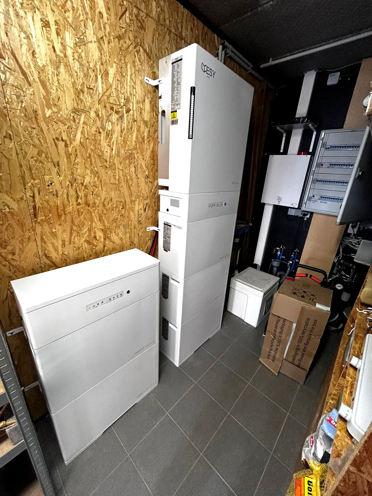 3-fase ESY Sunhome batterijopstelling in een technische ruimte