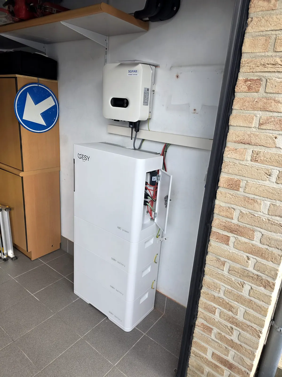 AccuLife thuisbatterij 20 kWh met omvormer in een kelder