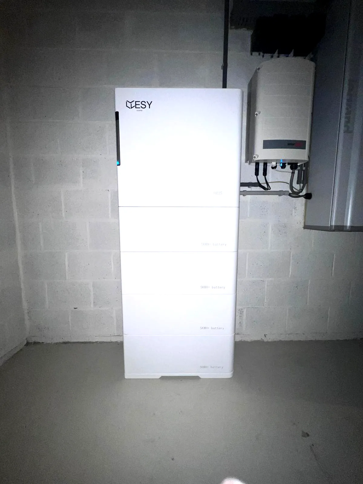 Frontaal zicht op AccuLife thuisbatterij 20 kWh in een kelder