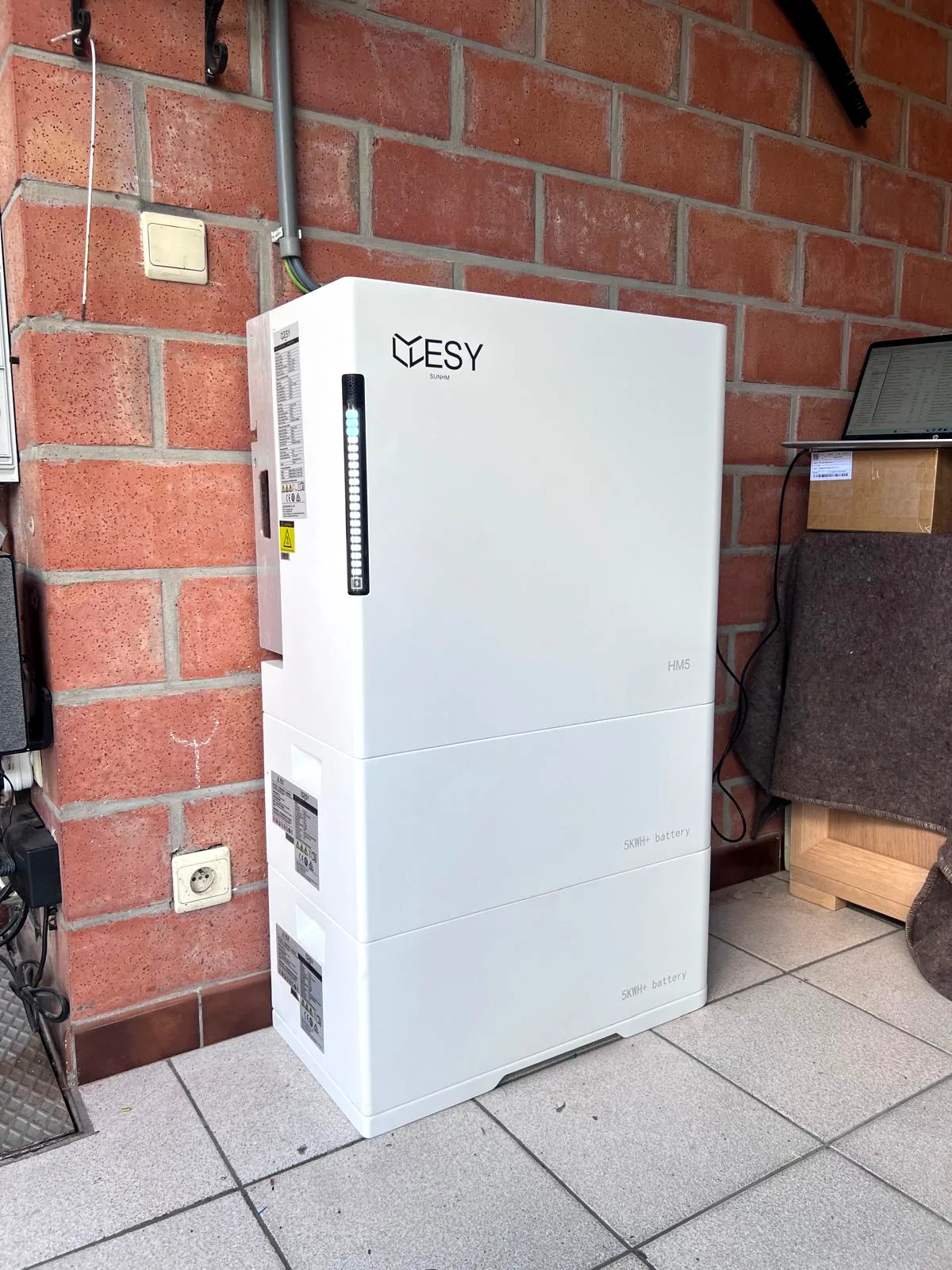 ESY Sunhome thuisbatterij 15 kWh geïnstalleerd in een garage, close-up van de modules