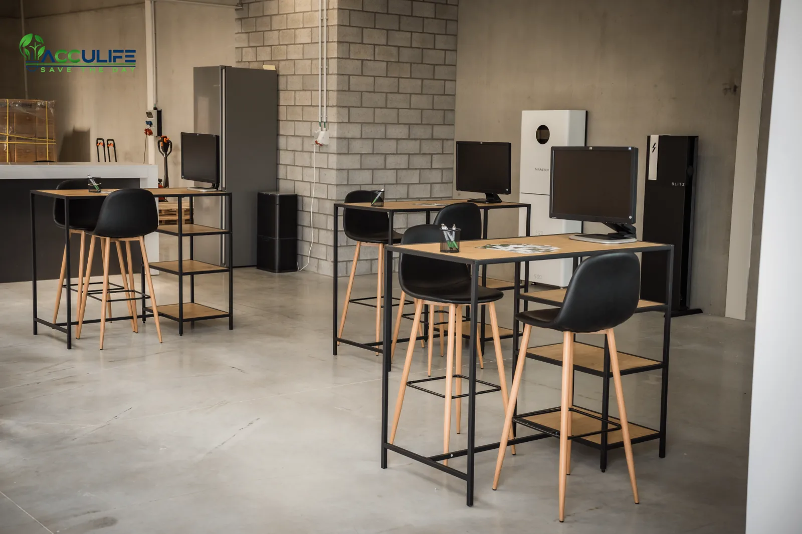 Toonzaal van AccuLife met thuisbatterijen en adviestafels
