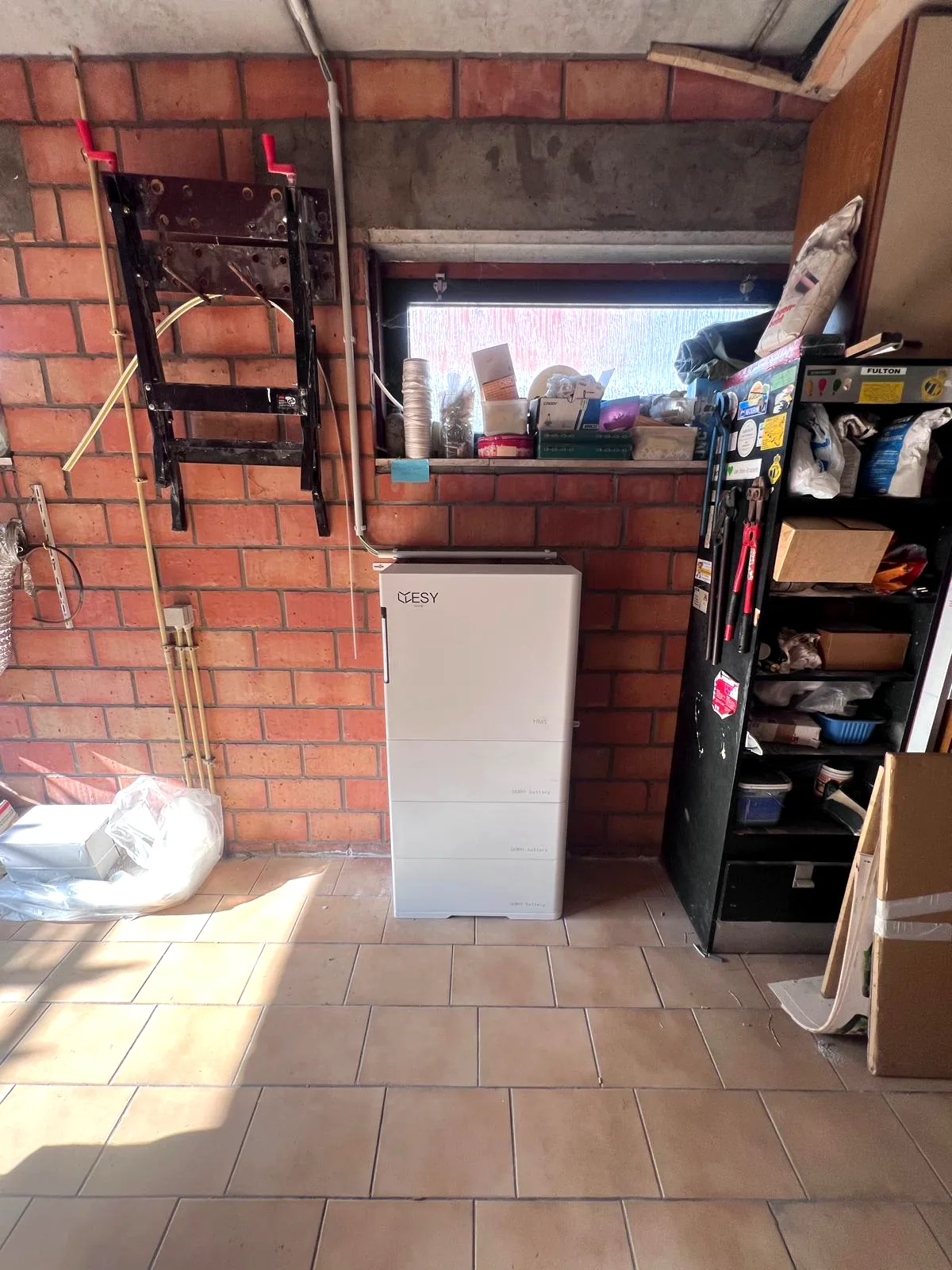 AccuLife thuisbatterij 15 kWh gemonteerd tegen bakstenen garagewand